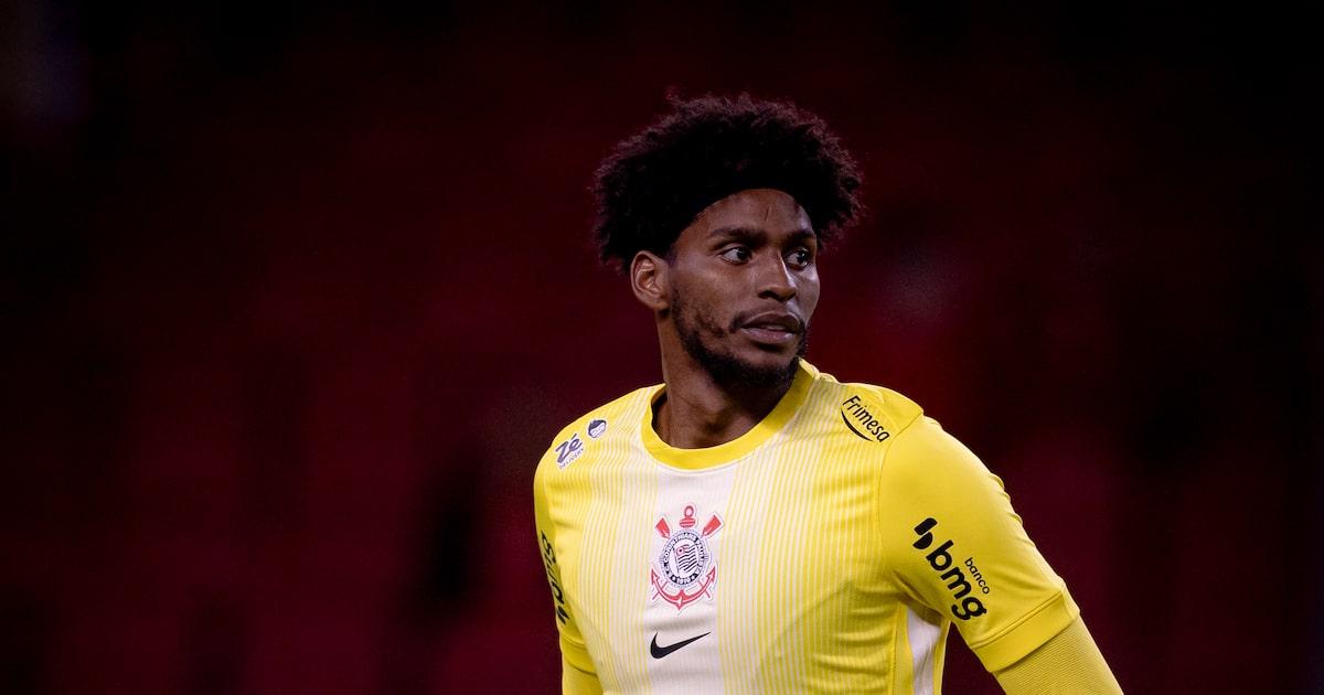 Os exames só indican luxación do ombreiro e Hugo Sousa debería volver ao Corinth...