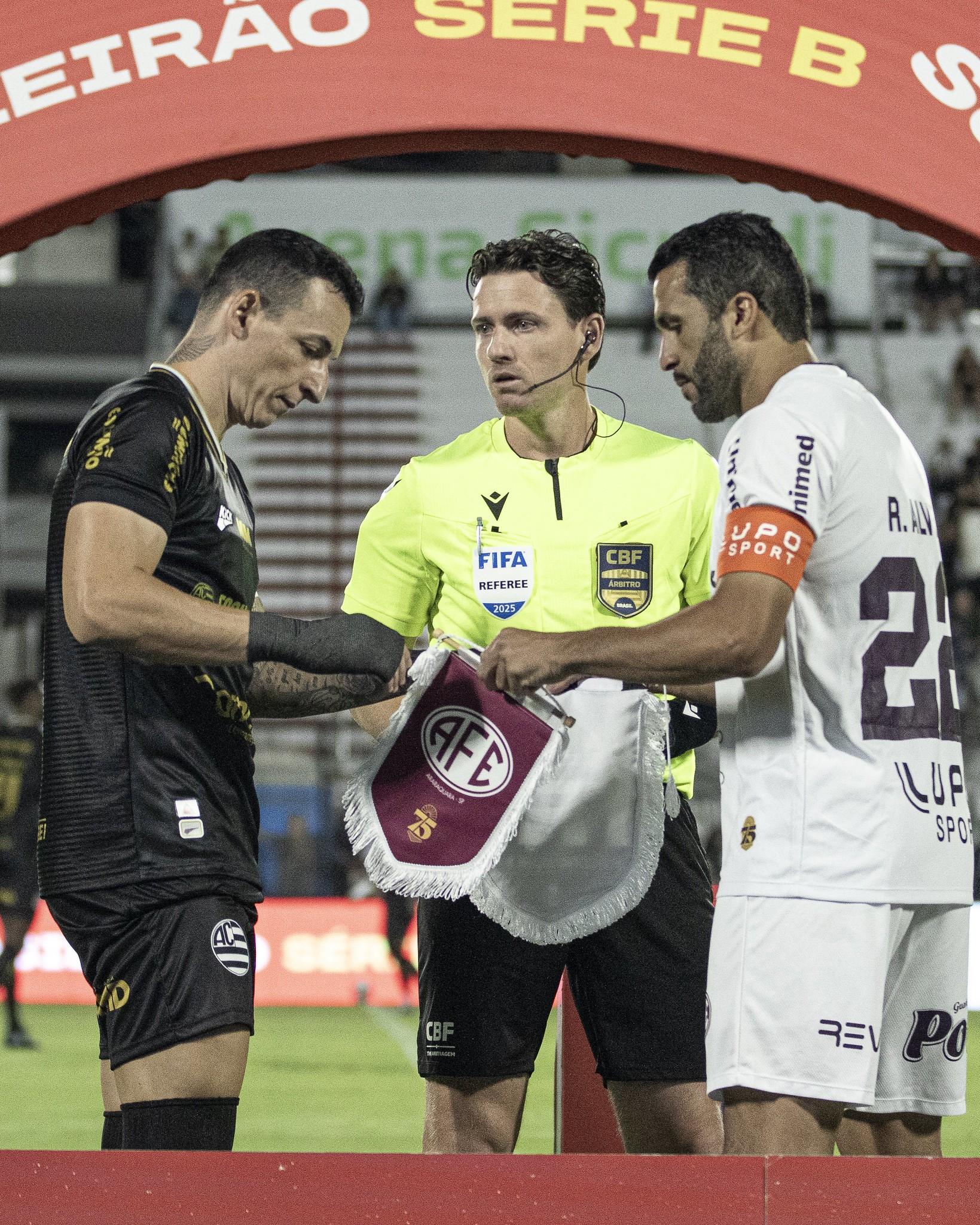 Ramon Abatti Jebel voltou para o árbitro brasileiro abandonando a partida