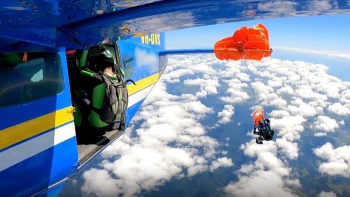 Um paraquedista fica preso na asa de um avião enquanto saltava na Austrália