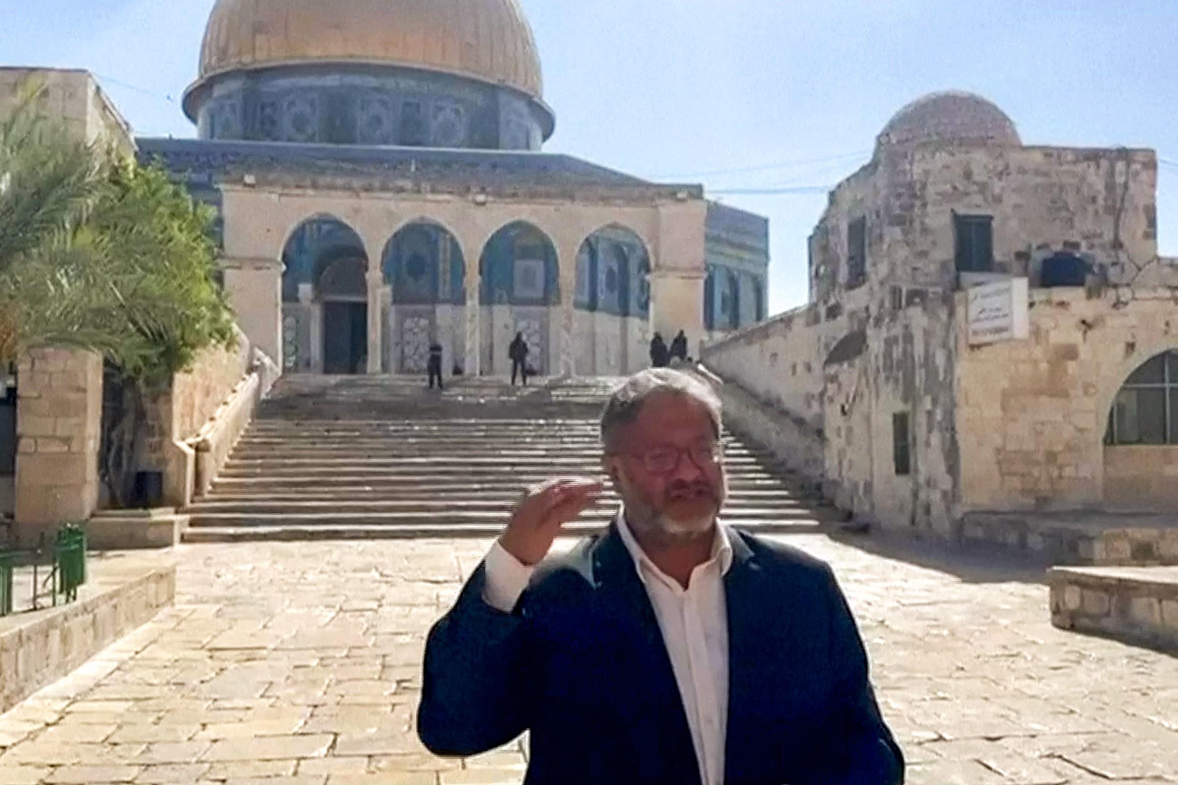O ministro israelense causa uma crise depois de orar na catedral muçulmana